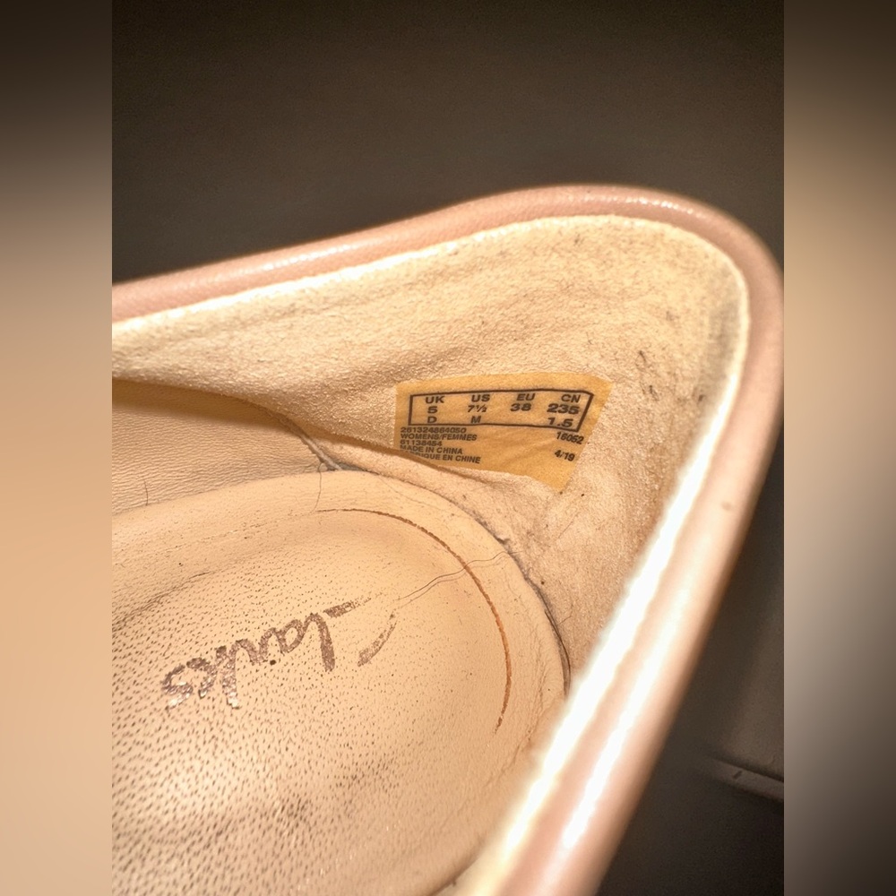 Clarks Shoes Women’s 7.5 M Pure Tone Casual Slip On Loafer Flats Beige Leather - Picture 3 of 7